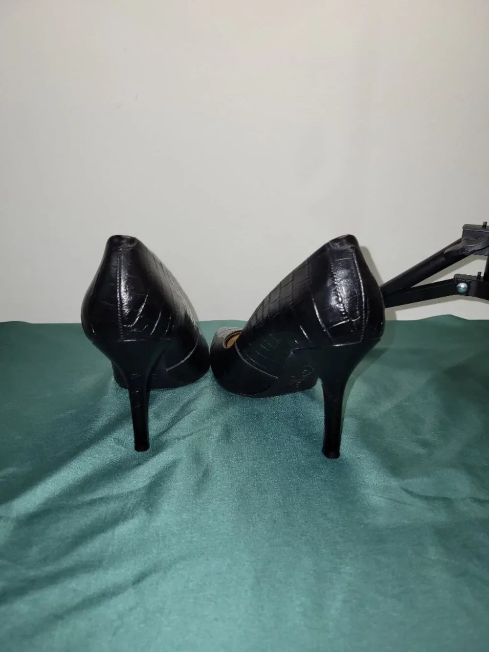NINE WEST LEATHER CROC BLACK HEELS NEW 8.5